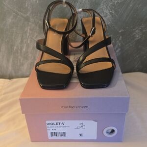 Lisa Vicky Violet-V Ankle Strap Black Sheep Nappa Leather Sandals Size 6M NIB